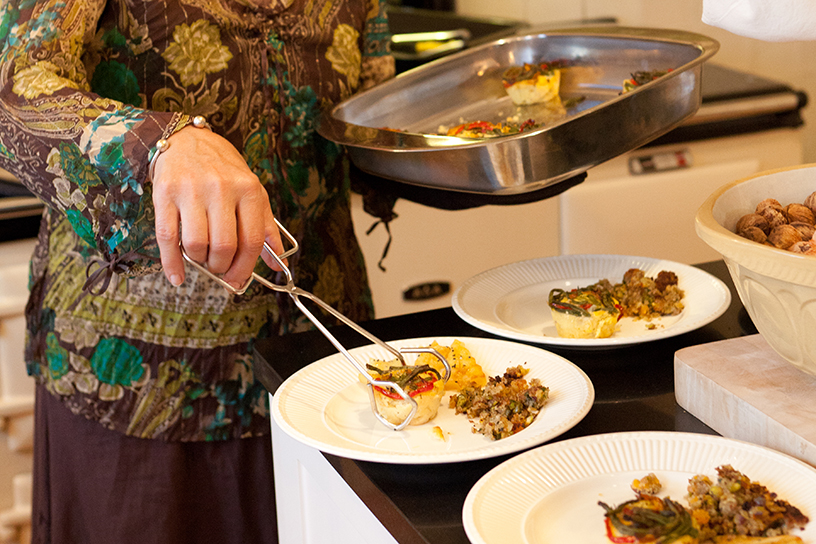 Iemand schept aardappeltaartjes op